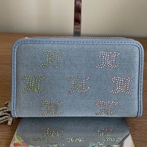 JUICY COUTURE “TAKE the LEAD” RHINESTONE DENIM WALLET New with Tags 
Light Blue